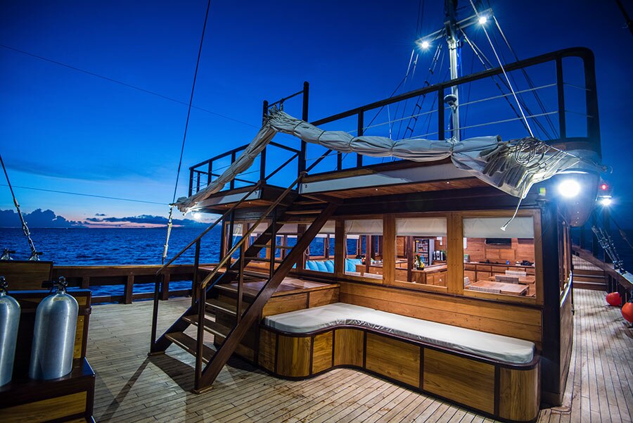 Raja-Ampat-Indo-Samambaia-resto_sundeck
